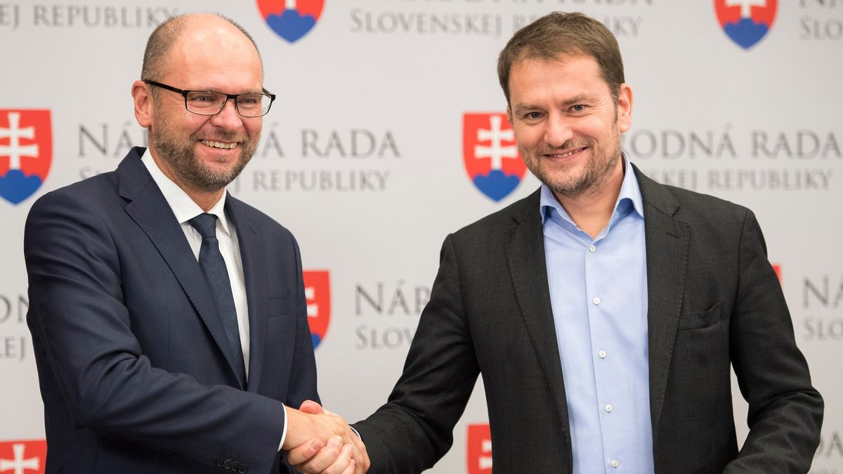 Slovensko se zmítá ve vládní krizi: Kdo za ni může a jaké jsou cesty ven?